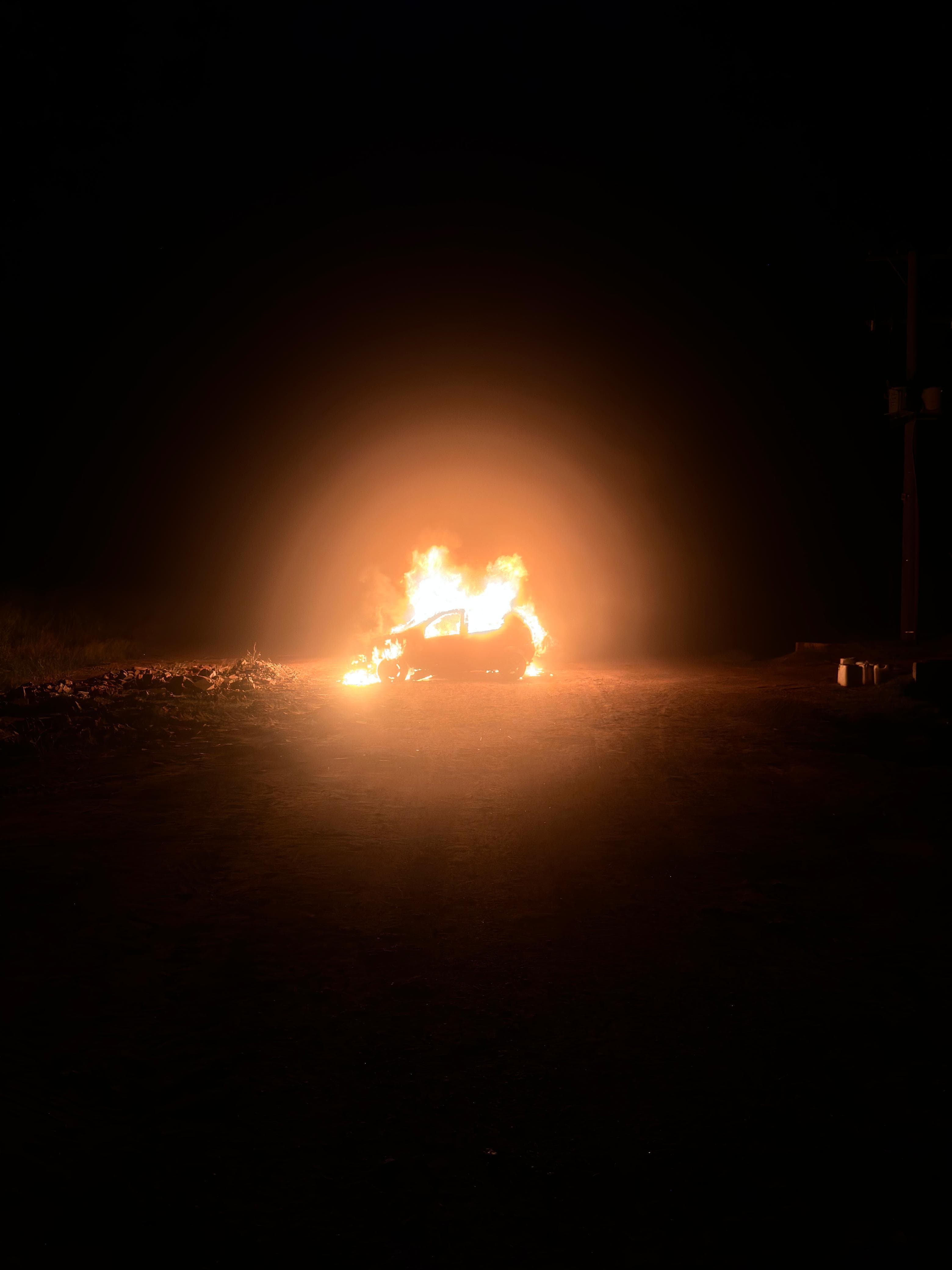 Un automóvil se incendió por completo en zona rural de Guardia Escolta