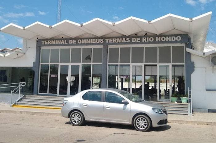 Ebrio protagonizó disturbios en la terminal y fue detenido tras amenazar a policías