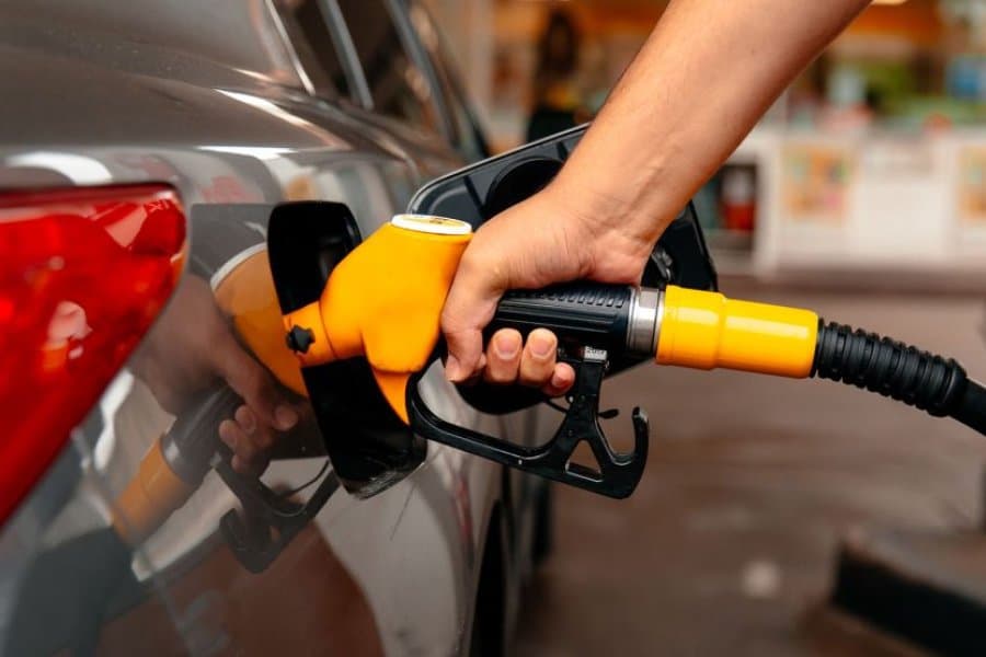 Se derrumba el petróleo: ¿qué pasará con precios de la nafta y el gasoil?