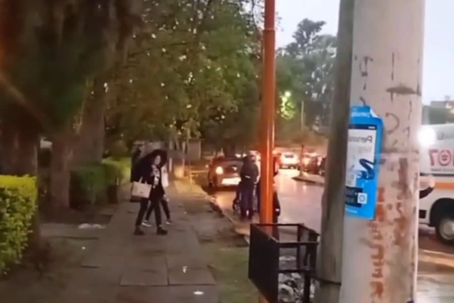 Cae un poste y provoca un accidente en el barrio Belgrano