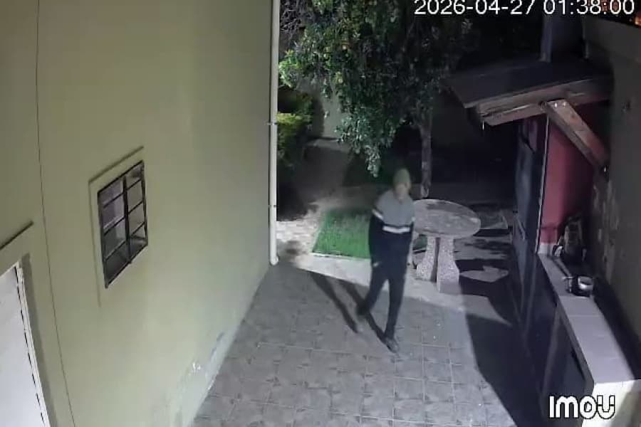 Insólito robo en barrio Belgrano: quedó filmado llevándose ropa de una soga
