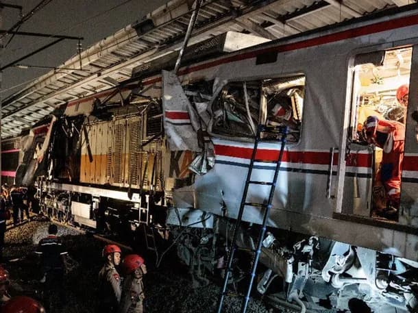 Tragedia ferroviaria en Indonesia: 14 mujeres murieron en un choque de trenes en las afueras de Yakarta