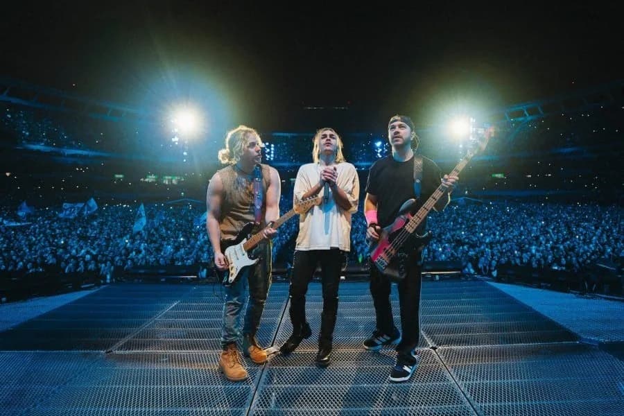 La previa del show de Airbag en Santiago ya se vive con el montaje del escenario