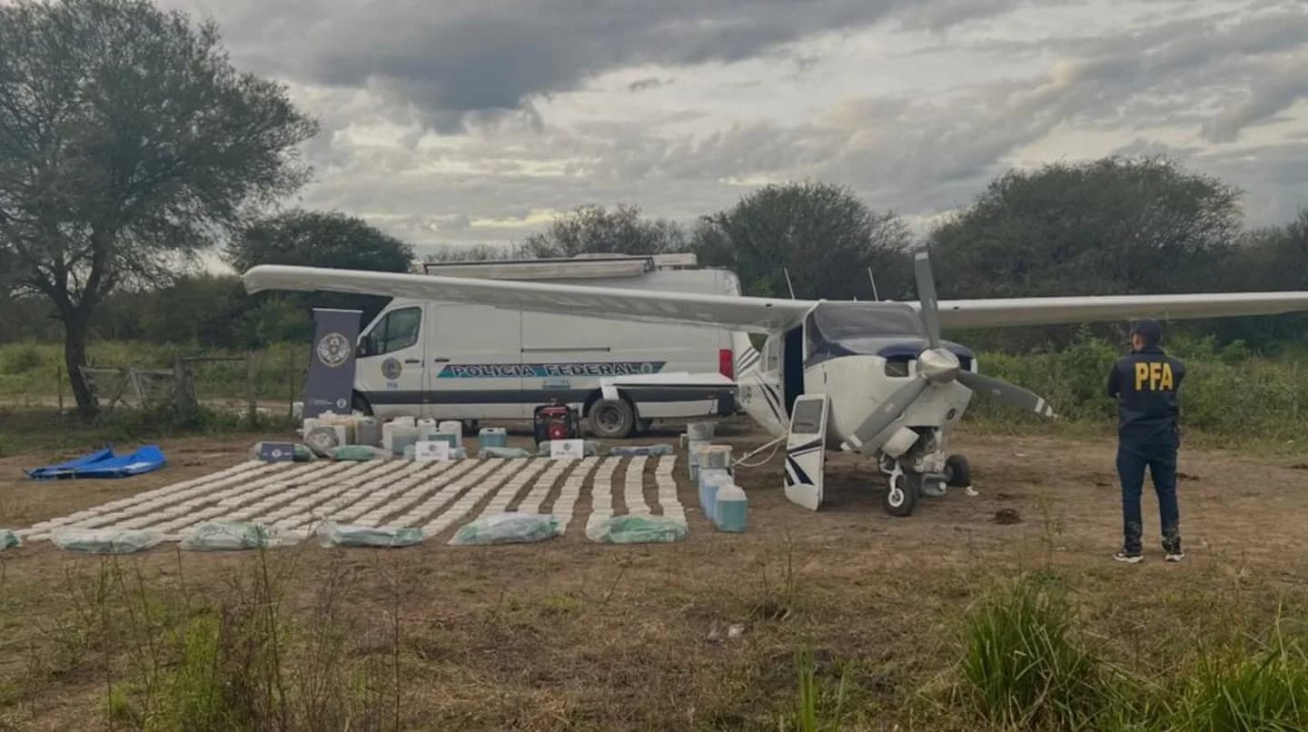 La Policía Federal interceptó una avioneta con 400 kilos de cocaína en el norte de Santa Fe y detuvo a ocho personas