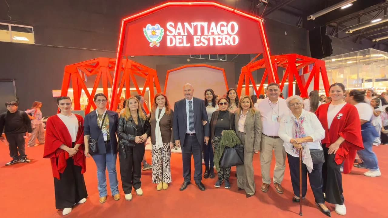 Norma Fuentes recorrió el stand de Santiago del Estero en la Feria Internacional del Libro