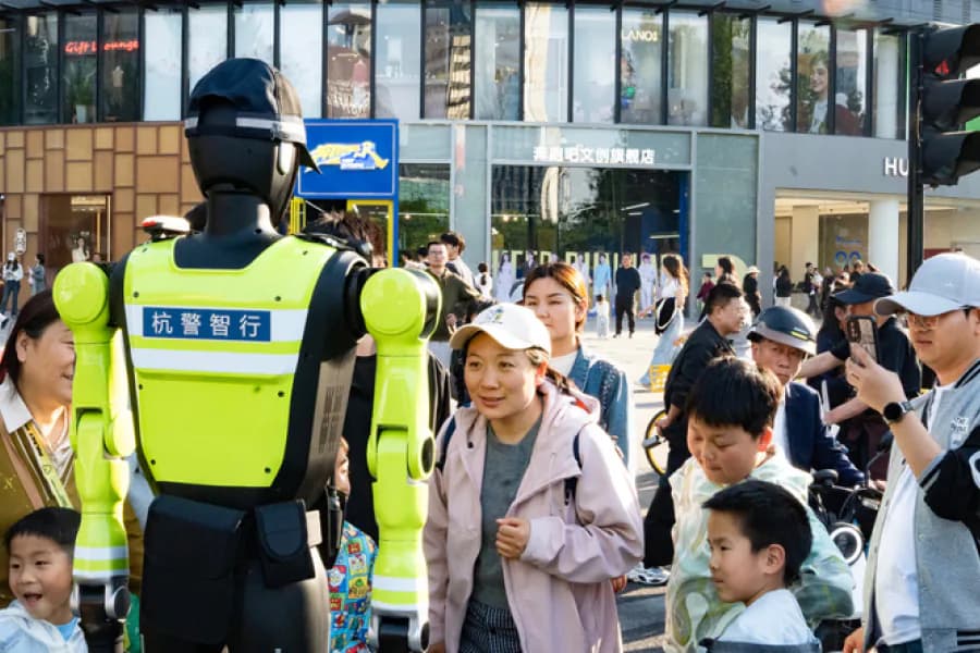 China pone en marcha robots policías con inteligencia artificial para ordenar el tránsito y asistir a peatones