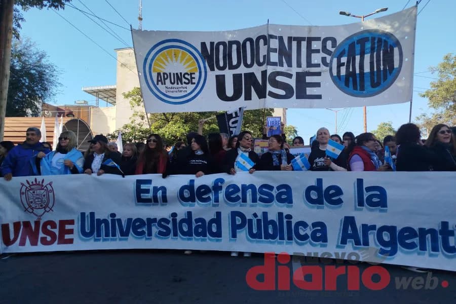 Masiva marcha en Santiago en defensa de la universidad pública: "El Gobierno solo tiene que cumplir la ley"