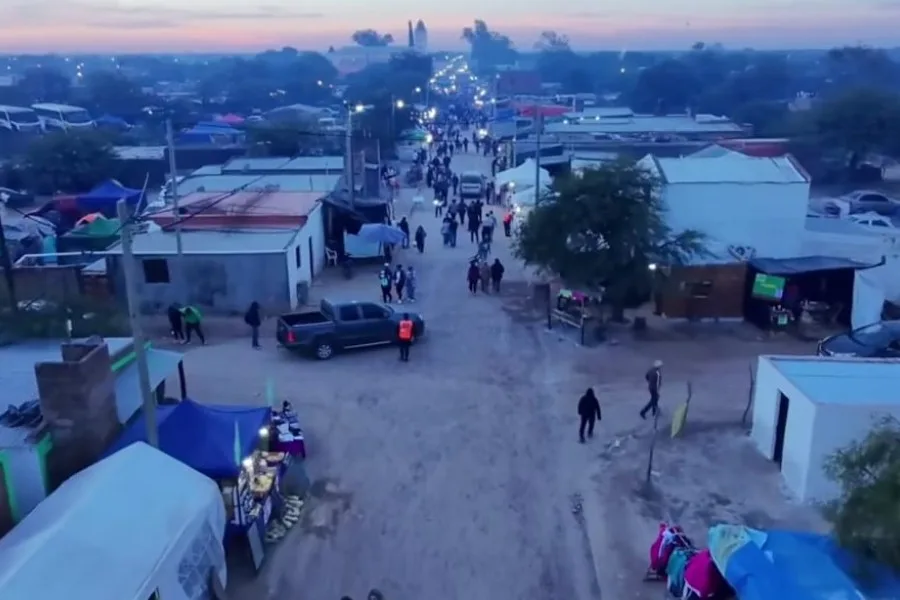 Un impactante video aéreo captó la imponente belleza del atardecer durante la fiesta del Señor de los Milagros de Mailín