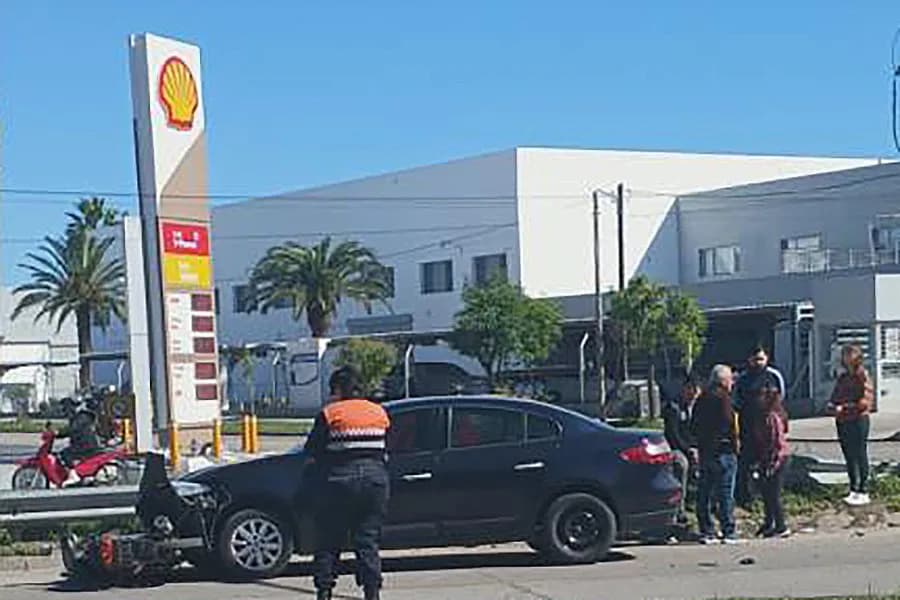 Un automovilista cruzó en rojo, embistió a una motociclista en Alsina y Lugones y la dejó con múltiples fracturas
