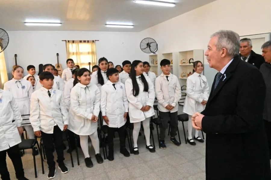El gobernador Elías Suárez inauguró obras en una escuela de Villa Atamisqui y entregó viviendas sociales