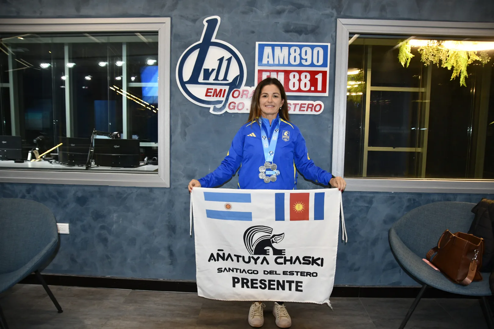 Orgullo santiagueño: Romina Tonani visitó los estudios de LV11 tras convertirse en la primera mujer de la provincia en completar las seis maratones más grandes del mundo