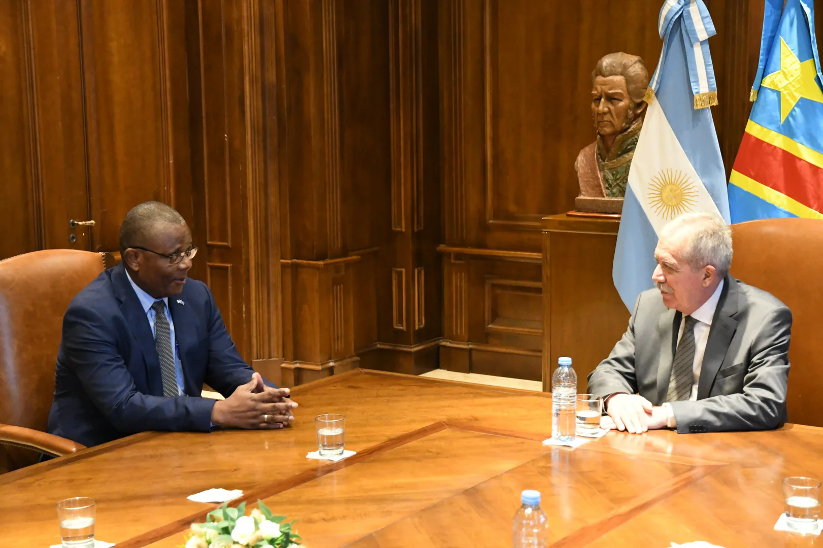 El Gobernador Elías Suárez recibió al embajador de la República Democrática del Congo: analizan acuerdos productivos y tecnológicos