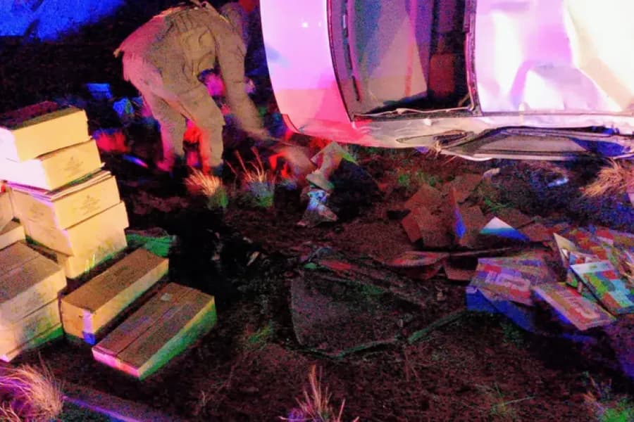 Un automovilista borracho evadió un control de Gendarmería, volcó y descubrieron contrabando de figuritas del Mundial por casi $18 millones