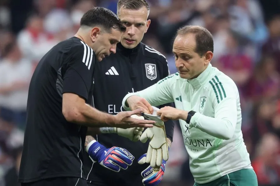El "Dibu" Martínez se consagró campeón de la Europa League con el Aston Villa y reveló que jugó la final con un dedo roto