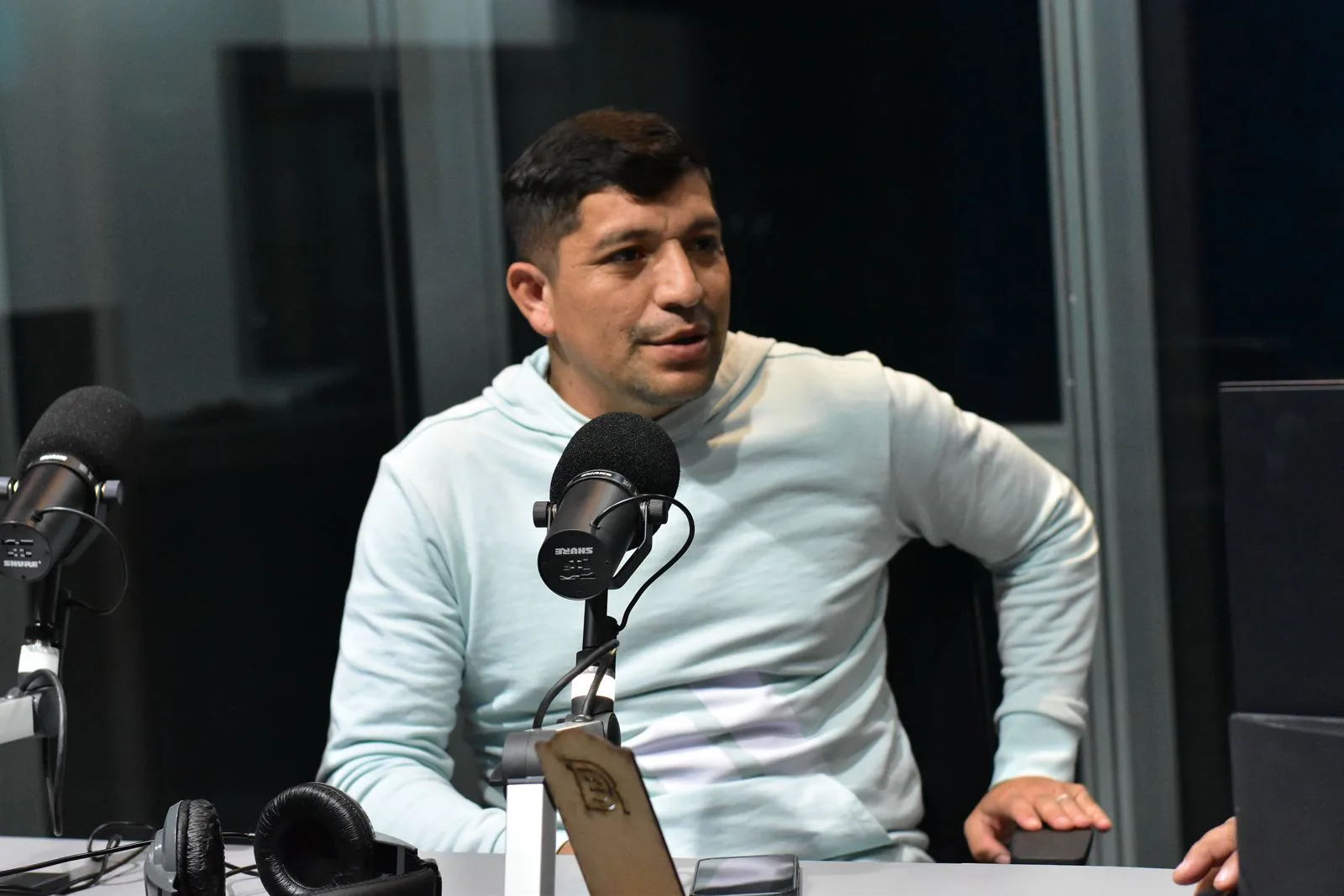 Israel “Coco” Roldán visitó los estudios de Radio LV11: “Necesitábamos este triunfo para tomar coraje y salir a flote con Sarmiento”