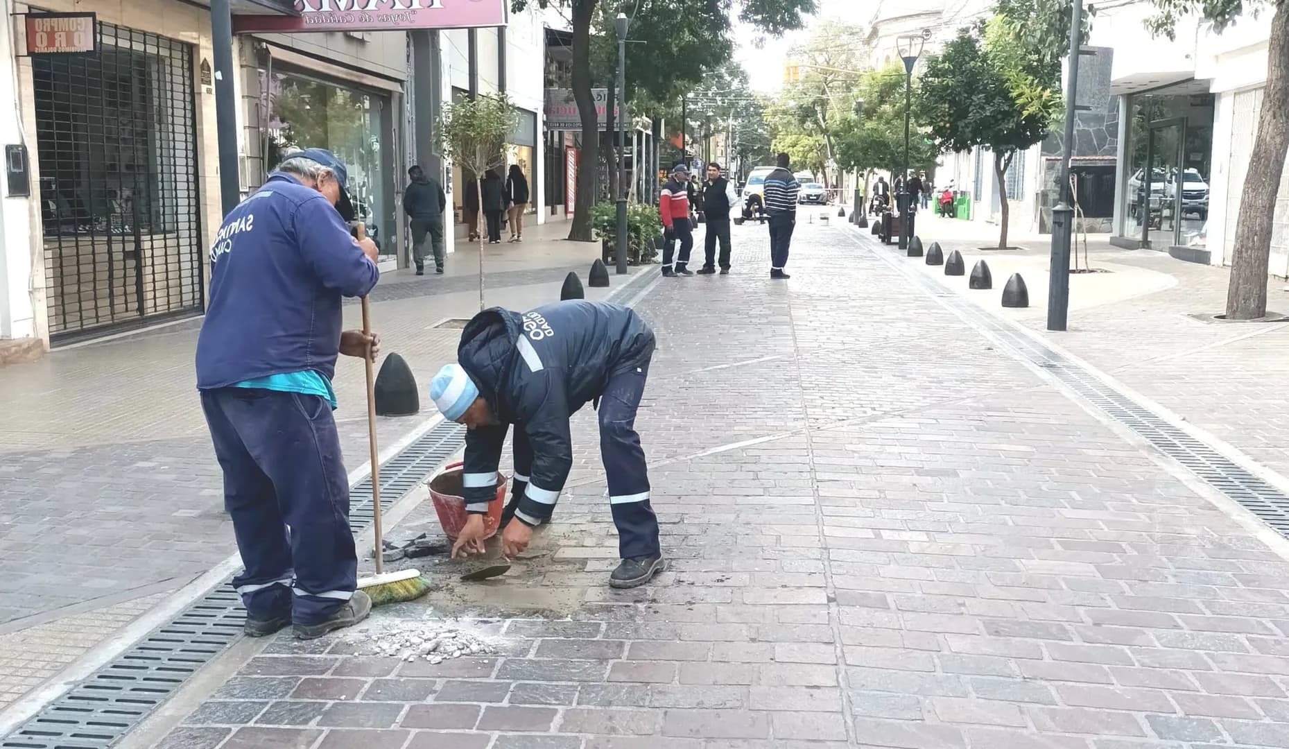 Realizaron tareas de mantenimiento en el suelo de pórfido de las semipeatonales del centro capitalino