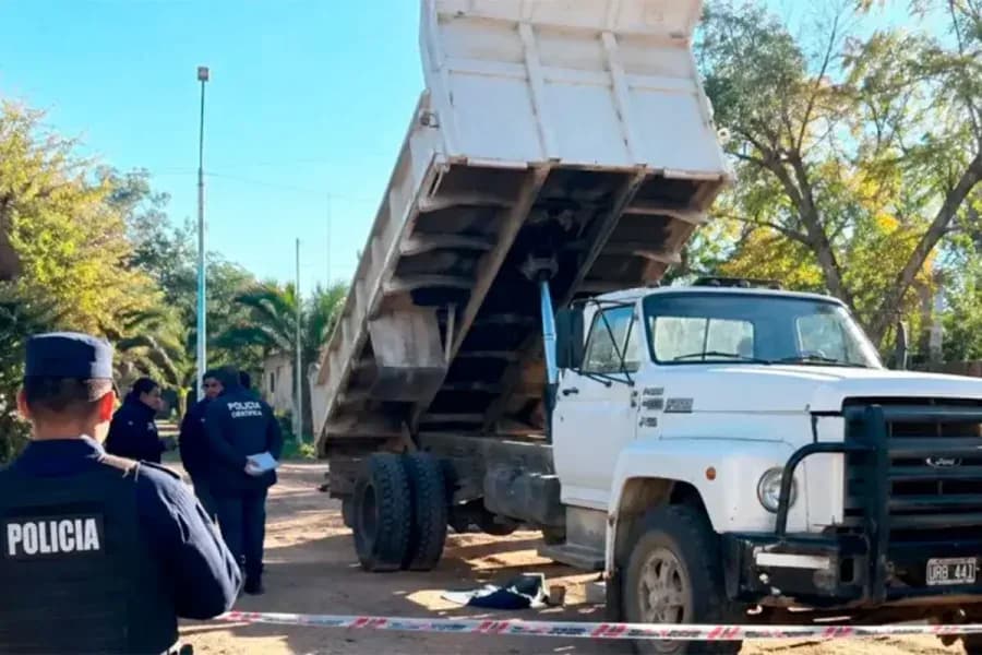 Un operario murió asfixiado tras quedar enganchado con su abrigo en un camión volcador que estaba en marcha