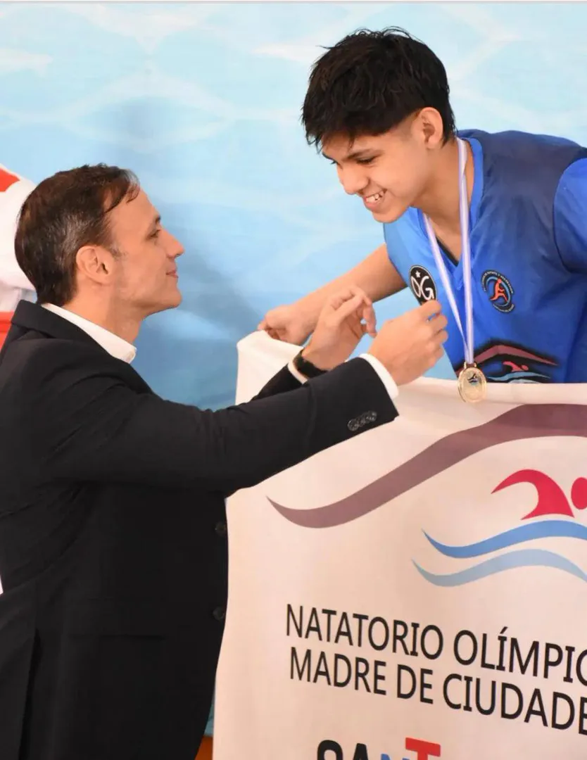 Máximo Córdoba Vizcarra se consagró campeón nacional de natación en el Natatorio Madre de Ciudades