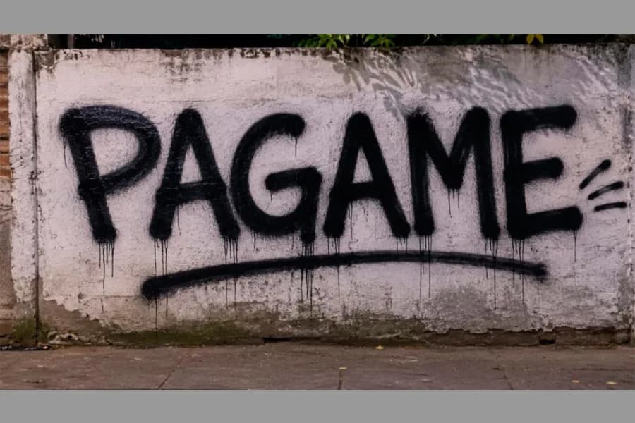 Intriga y preocupación en el barrio Cabildo: forzaron la entrada de una vivienda y dejaron un extraño mensaje en la pared
