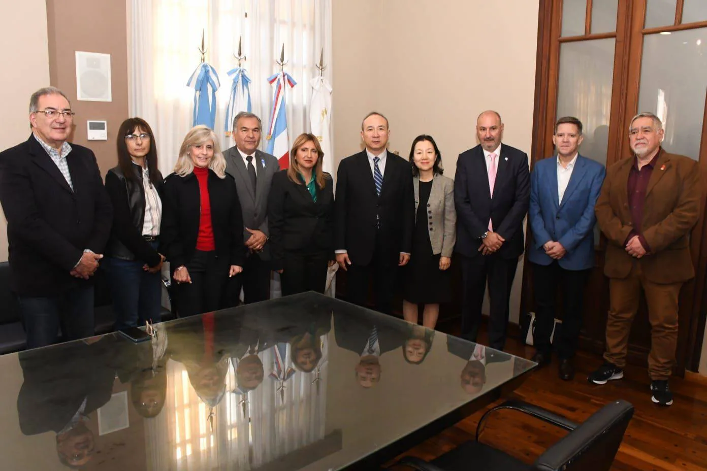 Relaciones bilaterales: la intendente Norma Fuentes recibió al Embajador de la República Popular China en el salón de acuerdos