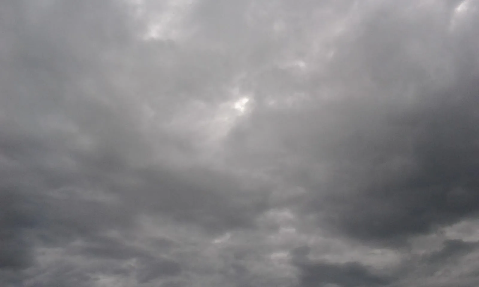 Domingo fresco y gris en Santiago: la temperatura se ubica en 20 grados y el SMN anticipa chaparrones para la tarde