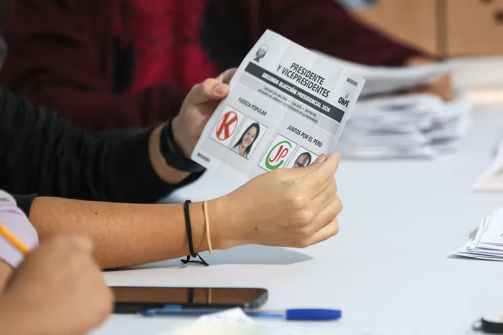 Elecciones presidenciales en Perú: Keiko Fujimori lidera el escrutinio oficial al 93%, pero proyecciones anticipan un triunfo de Roberto Sánchez