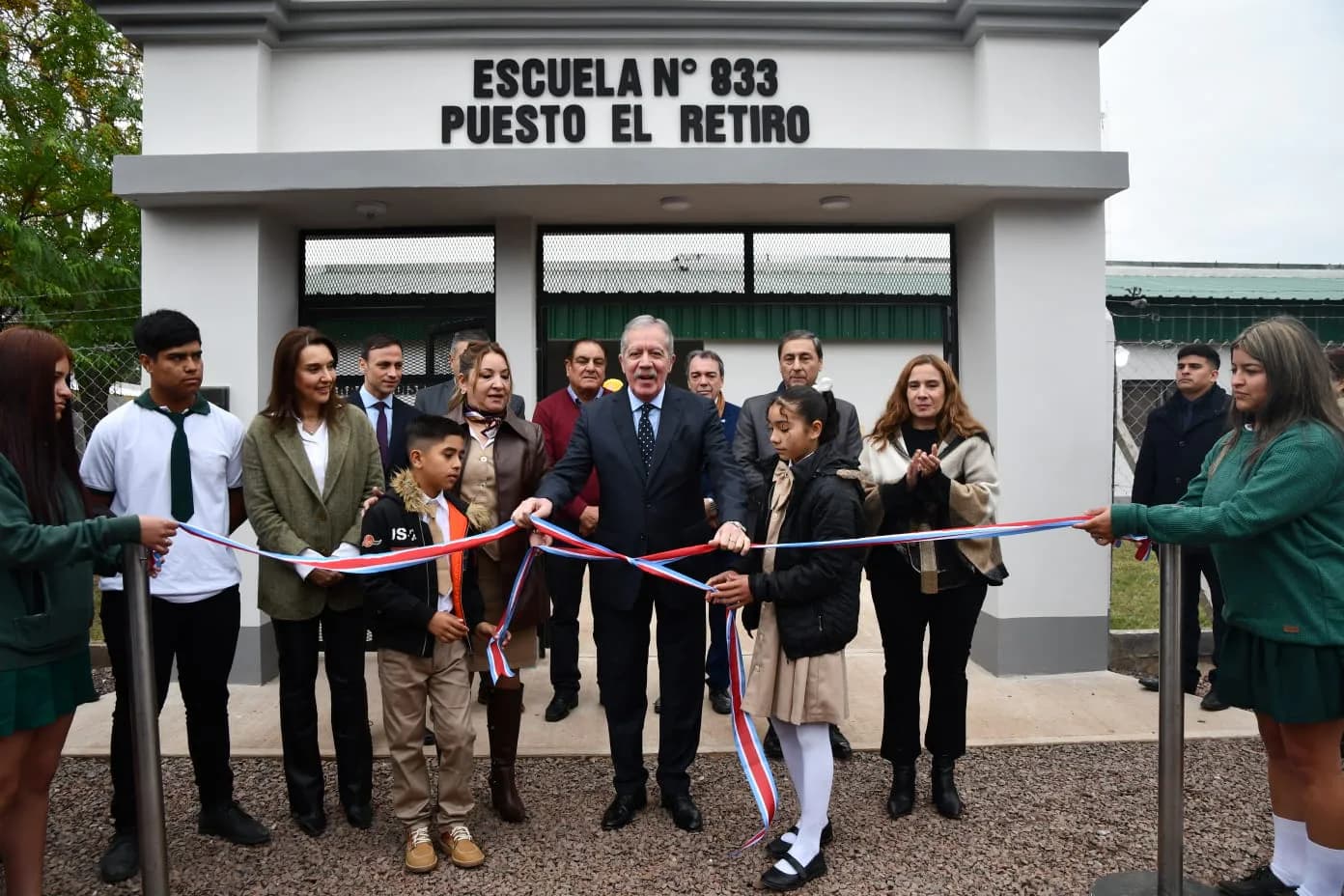 El gobernador Elías Suárez inauguró obras escolares y entregó viviendas sociales en el departamento Río Hondo