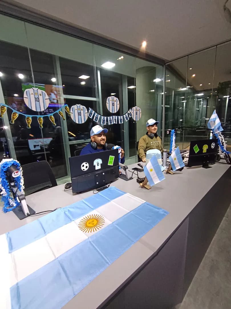 Radio LV11 vive el Mundial: la radio de los santiagueños se viste de celeste y blanco junto al equipo de El Deportivo