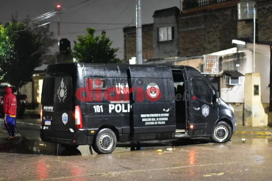 Un fuerte despliegue policial en barrio Parque alertó a los vecinos y transeúntes por un allanamiento judicial