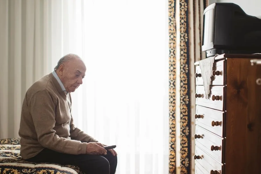 La falsa calma del televisor: expertos advierten sobre el aburrimiento crónico, el enemigo silencioso de la salud en la vejez