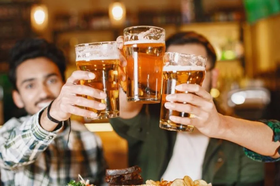 La soledad cotiza en la economía digital: auge de las aplicaciones para alquilar amigos platónicos por hasta $100.000 la hora