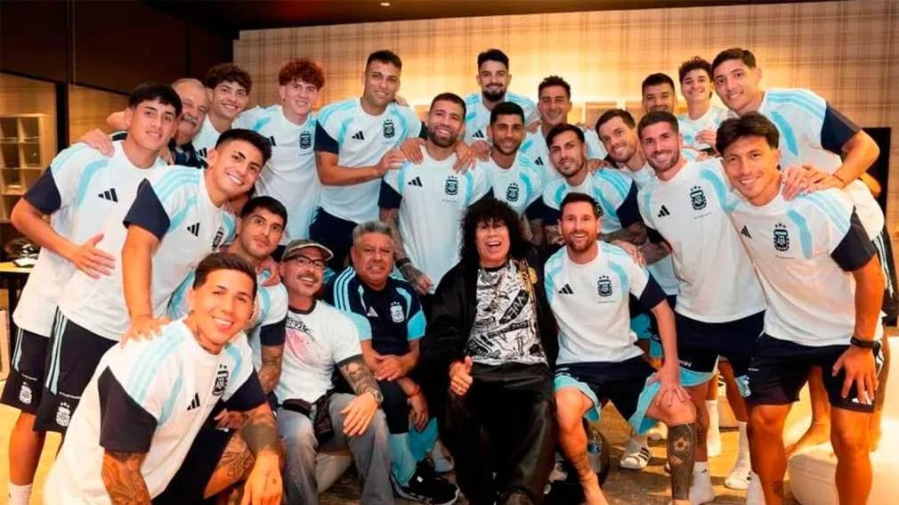 Cumbre de ídolos populares en Estados Unidos: "La Mona" Jiménez visitó la concentración de la Selección y se fundió en un abrazo con Messi