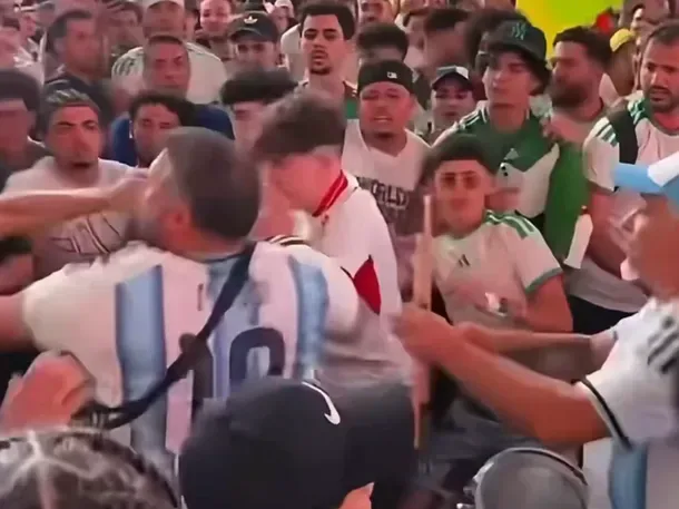 Tensión en Nueva York: hinchas argentinos y argelinos se enfrentaron a golpes en Times Square