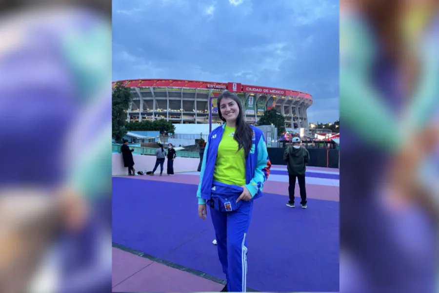 Es santiagueña, fue elegida por FIFA y vive el Mundial 2026 desde adentro del Estadio Azteca