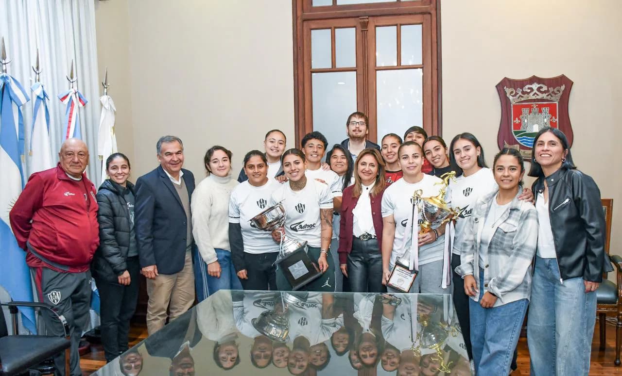 La intendente Norma Fuentes y el secretario Mario Benavente recibieron al exitoso plantel femenino de Central Córdoba
