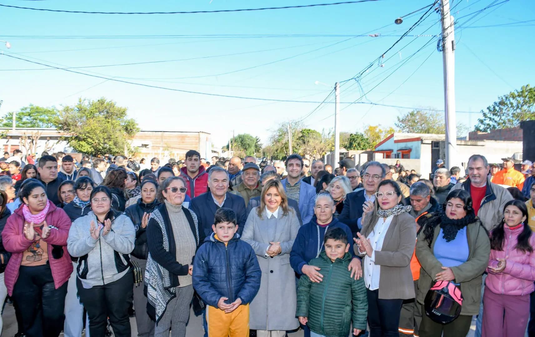 La intendente Fuentes y Benavente inauguraron 26 nuevas cuadras de pavimento en el barrio La Católica