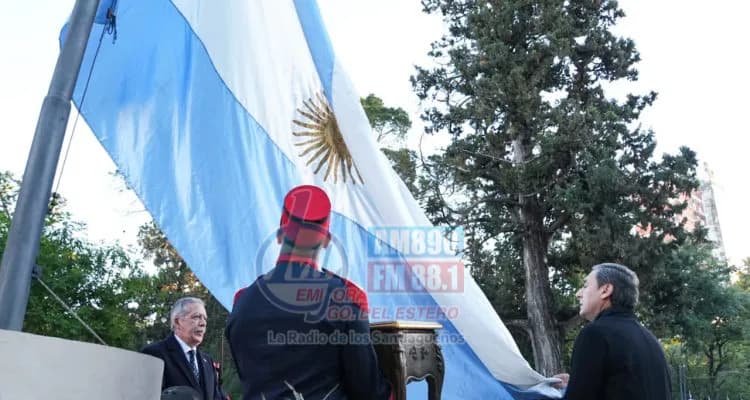 El gobernador Elías Suárez presidió el solemne acto central por el Día de la Bandera en la plaza Libertad