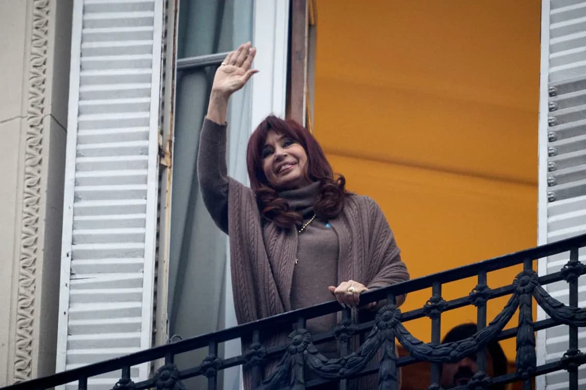 Banderazo kirchnerista en Parque Lezama para reclamar la libertad de Cristina Kirchner al cumplirse un año de su prisión domiciliaria