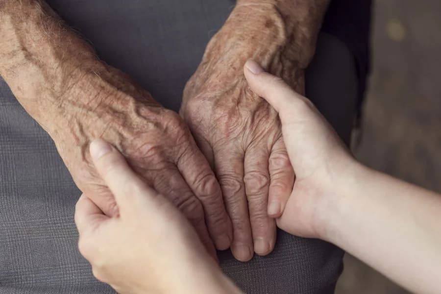 El desafío de envejecer en Argentina: las familias gastan hasta un millón de pesos al mes en cuidados ante la falta de médicos geriatras