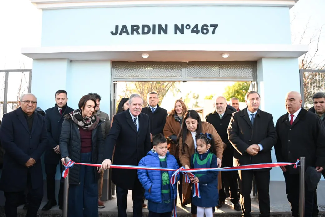 Elías Suárez encabezó la inauguración de obras educativas y viviendas sociales en el departamento Silípica