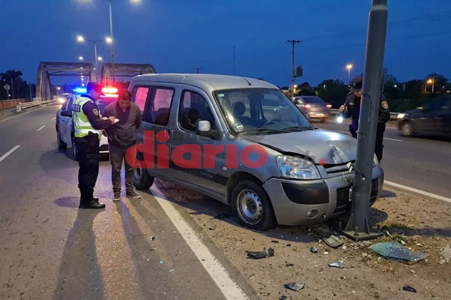 Un conductor borracho chocó contra un poste de luz en el ingreso a Las Termas