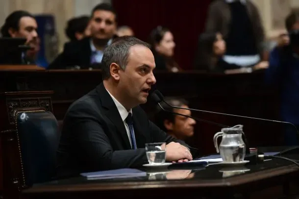 Cortocircuito oficialista: Adorni contradijo a Bullrich y ratificó que irá al Senado, mientras en Diputados se cayó su interpelación