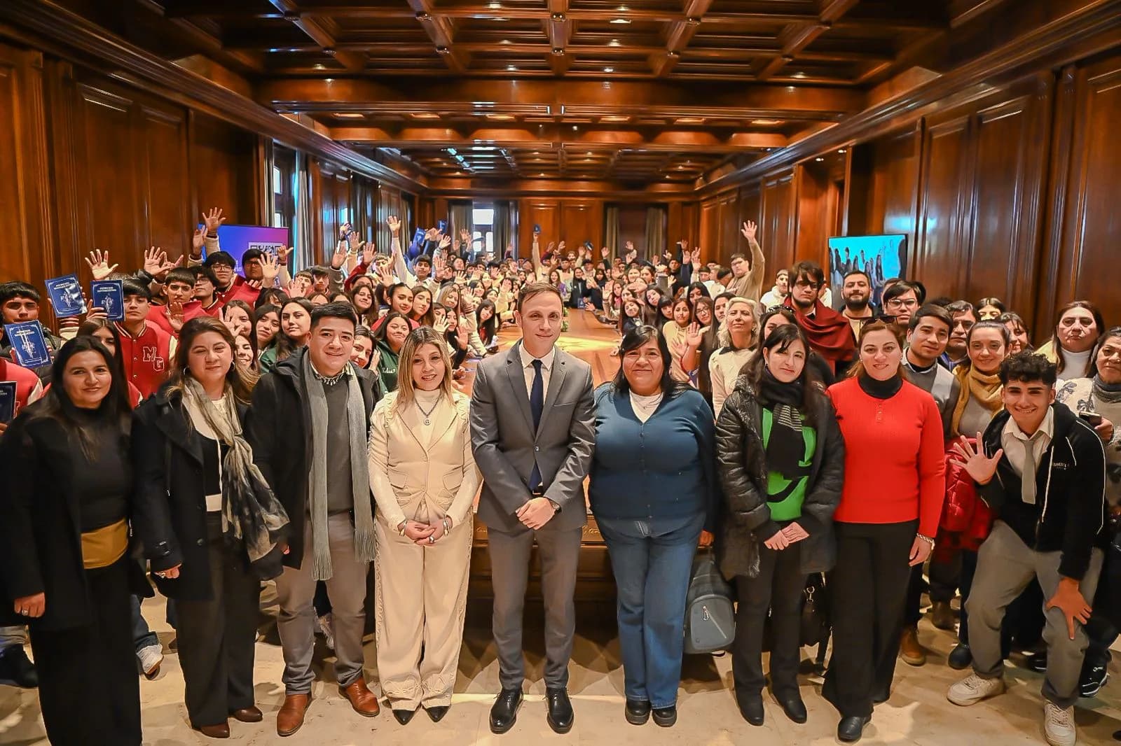 El jefe de Gabinete recibió a una nutrida delegación de alumnos de Silípica, Choya y Guasayán