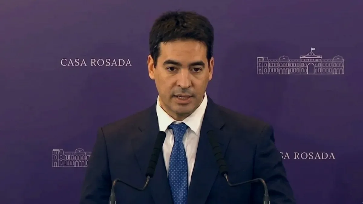 "Esto no será una conferencia": Andrés Ravier debutó como vocero sin aceptar preguntas y blindó el escándalo de Manuel Adorni