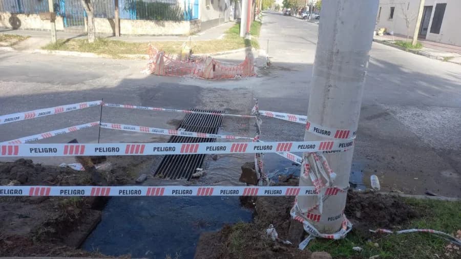 "Estamos a la deriva": vecinos de los barrios Ramón Carrillo y Sarmiento llevan más de 24 horas sin agua tras una reparación fallida