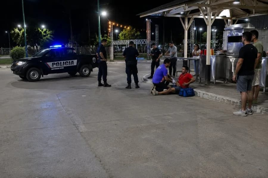 Se metió a parar la brutal paliza a una chica, lo apuñalaron y ella se fue con su agresor