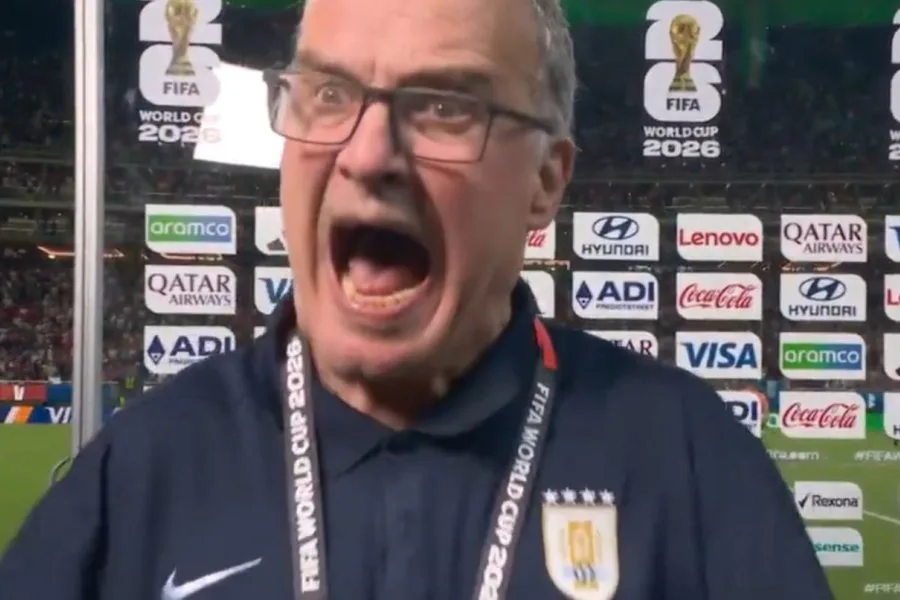 Cruce en el Mundial: Detalles detrás del reclamo de Marcelo Bielsa a un técnico de televisión tras la eliminación de Uruguay
