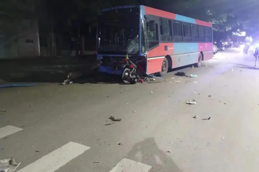 Un ladrón de 17 años murió al chocar en moto contra un colectivo mientras escapaba de la Policía