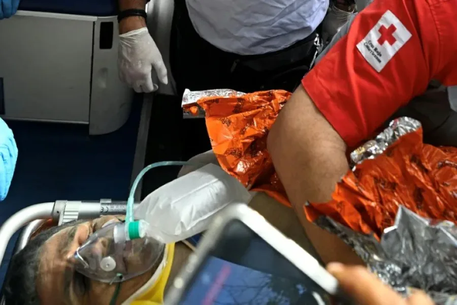 Milagro en Venezuela: rescataron a un guardia tras pasar 114 horas bajo los escombros de un shopping