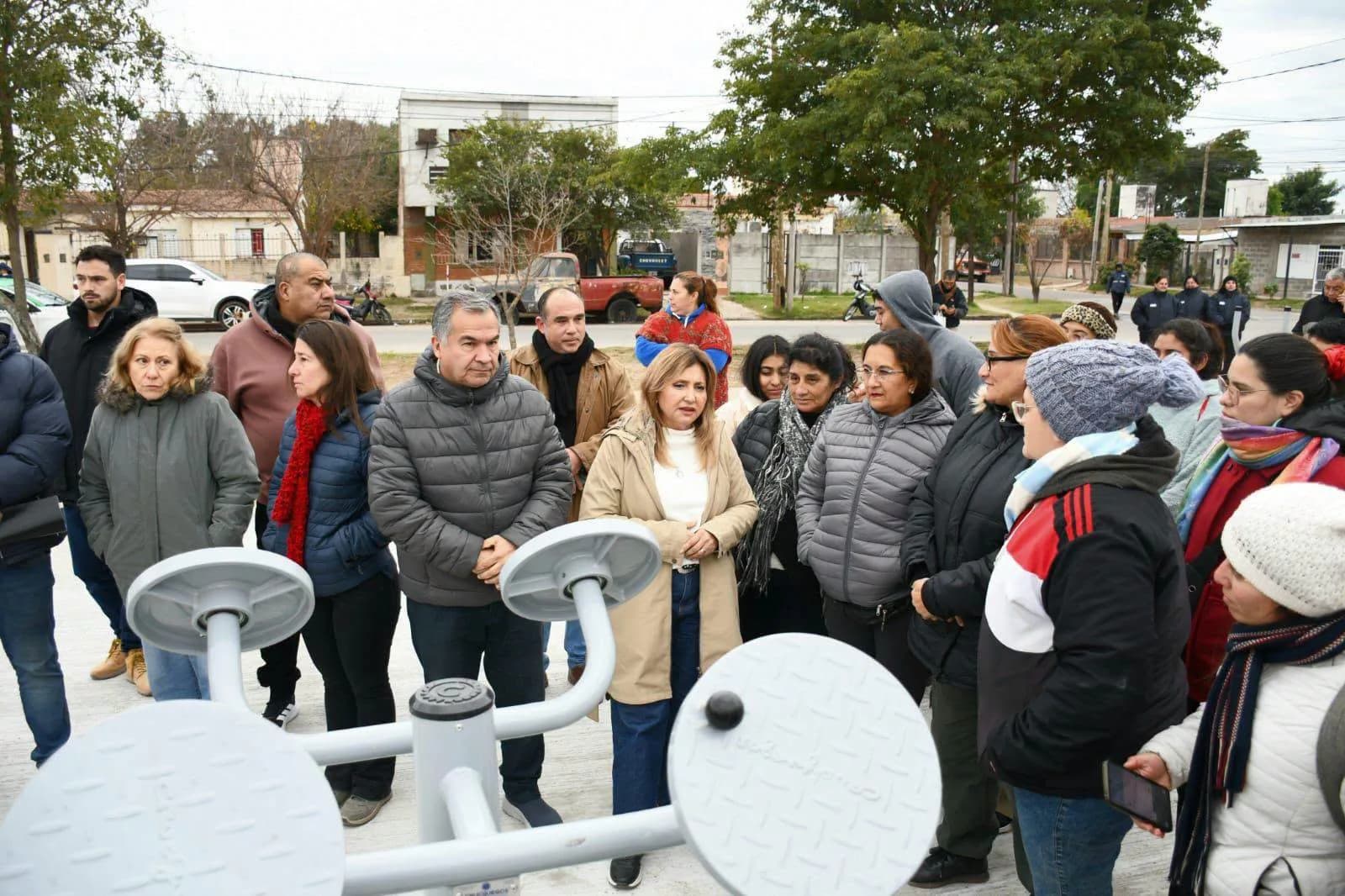 Mejoras urbanas: la intendente Norma Fuentes supervisó la instalación de estaciones saludables en el barrio Siglo XXI